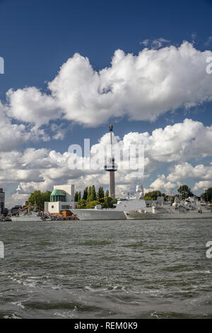 I Paesi Bassi, Rotterdam, porto di Rotterdam, Porto. Mondo giorni porta 2018. Marina Olandese navi, sfondo torre Euromast. Foto Stock