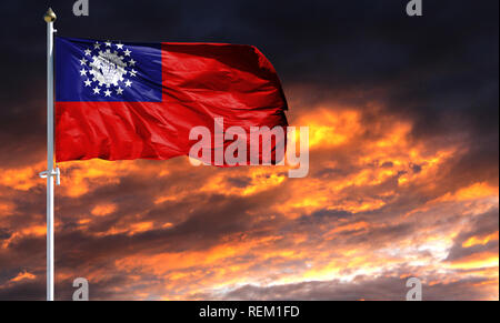 Bandiera del Myanmar Birmania sul pennone che fluttua nel vento contro un colorato Cielo di tramonto. Foto Stock