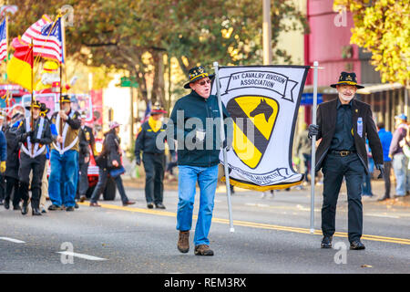 Portland, Oregon, Stati Uniti d'America - 12 Novembre 2018: l'annuale Ross Hollywood veterani della cappella parata del giorno nella zona nord-est di Portland. Foto Stock