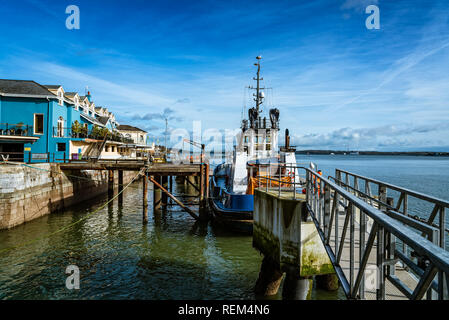 Rimorchiatore ormeggiata nel porto di Cobh, una piccola città irlandese vicino a Cork una mattina di sole Foto Stock