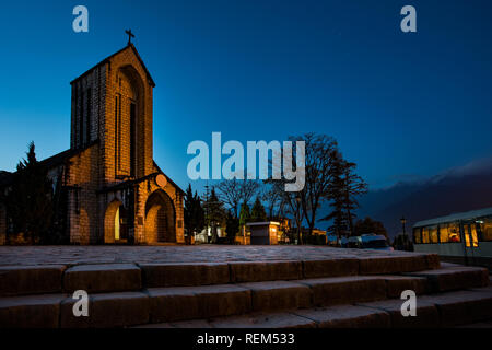 Antica chiesa in pietra di sapa con il blu del cielo notturno più popolari destinazioni di viaggio di sapa norhtern del Vietnam Foto Stock