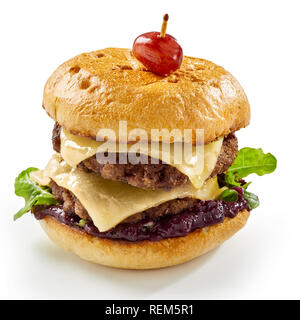 Double Decker o whopper hamburger di carne di cervo con formaggio fuso e salsa al vino su una crosta di bun isolato su bianco Foto Stock