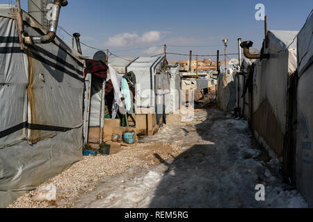 Nei campi profughi in Arsal, Libano Bekaa Valley colpiti dalle tempeste invernali. Più di 22.000 rifugiati siriani che vivono in 574 strutture abitative in Libano sono state colpite da questo anno la tempesta di neve, secondo le Nazioni Unite figura Foto Stock