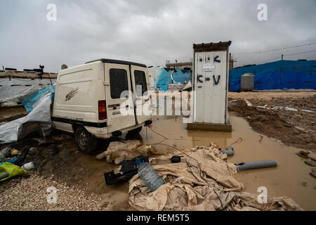 Nei campi profughi in Bar Elias, Libano Bekaa Valley colpiti dalle tempeste invernali. Più di 22.000 rifugiati siriani che vivono in 574 strutture abitative in Libano sono state colpite da questo anno la tempesta di neve, secondo le Nazioni Unite figura Foto Stock