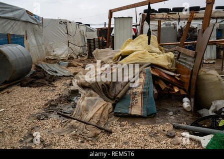 Nei campi profughi in Bar Elias, Libano Bekaa Valley colpiti dalle tempeste invernali. Più di 22.000 rifugiati siriani che vivono in 574 strutture abitative in Libano sono state colpite da questo anno la tempesta di neve, secondo le Nazioni Unite figura Foto Stock