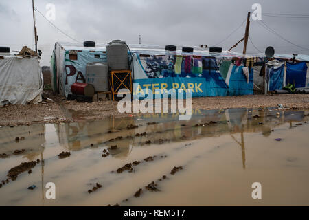 Nei campi profughi in Bar Elias, Libano Bekaa Valley colpiti dalle tempeste invernali. Più di 22.000 rifugiati siriani che vivono in 574 strutture abitative in Libano sono state colpite da questo anno la tempesta di neve, secondo le Nazioni Unite figura Foto Stock