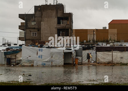 Nei campi profughi in Bar Elias, Libano Bekaa Valley colpiti dalle tempeste invernali. Più di 22.000 rifugiati siriani che vivono in 574 strutture abitative in Libano sono state colpite da questo anno la tempesta di neve, secondo le Nazioni Unite figura Foto Stock