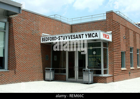 New York, NY - 23 giugno: (esterno) a 'raffreddare il tetto' Progetto a Bedford-STUYVESANT YMCA Mercoledì, 23 giugno 2010 a New York, NY. (Foto di S Foto Stock