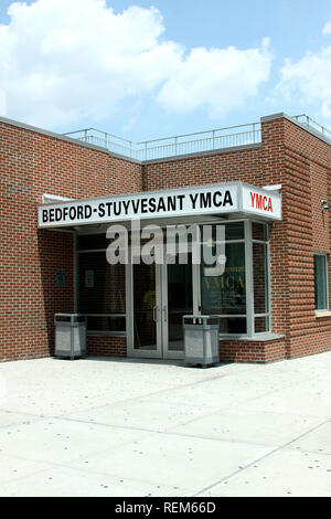 New York, NY - 23 giugno: (esterno) a 'raffreddare il tetto' Progetto a Bedford-STUYVESANT YMCA Mercoledì, 23 giugno 2010 a New York, NY. (Foto di S Foto Stock