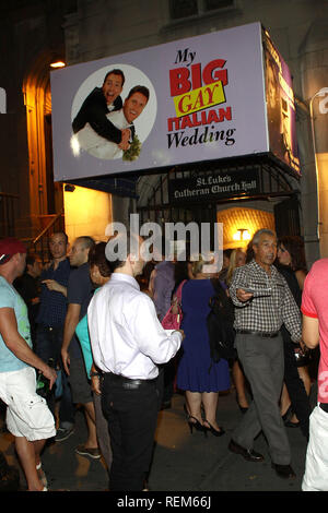 New York, NY - 01 settembre: (esterno) all'after party per la serata di apertura di 'My Big Gay matrimonio italiano' a San Luca's Theatre Mercoledì, S Foto Stock