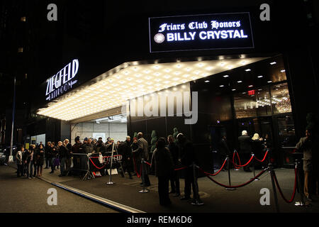 New York, NY - 12 novembre: (esterno) presso i Frati Club Icona intrattenimento premio a Billy Crystal presso la sala da ballo di Ziegfeld Lunedì, 12 novembre 2 Foto Stock