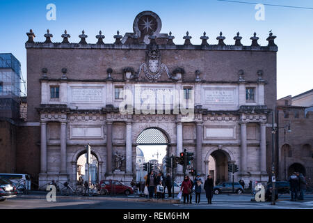 Roma, Italia - Gennaio 06, 2019: il popolo della porta nella città di Roma Foto Stock