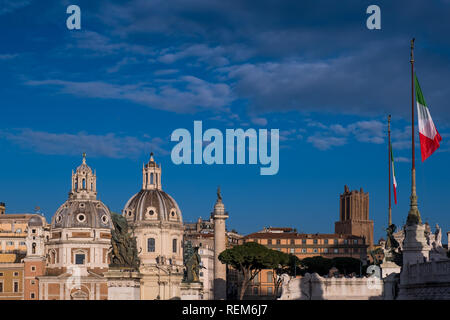 Roma, Italia - Gennaio 06, 2019: panoramica urbana con l'altare della patria nella città di Roma Foto Stock