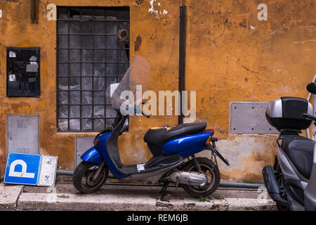 Roma, Italia - Gennaio 06, 2019: il degrado urbano con scooter e Segnale parcheggio Foto Stock