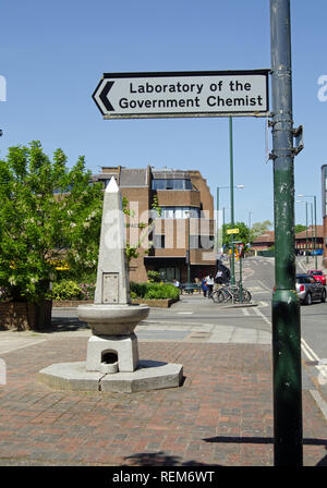 TEDDINGTON, Regno Unito - 17 Maggio 2018: Signpost dirigere traffico e pedoni verso il laboratorio del Governo chimico. Gli scienziati del labora Foto Stock