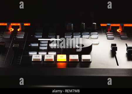 Parte centrale di una moderna console di miscelazione, music studio dettagli equipaggiamento. Foto Stock
