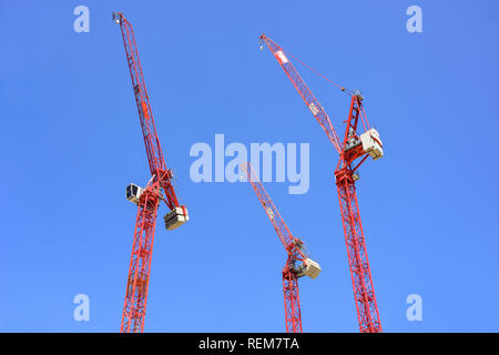 Gru edili sul sito di costruzione, Temple Place, Victoria Embankment, City of Westminster, Greater London, England, Regno Unito Foto Stock