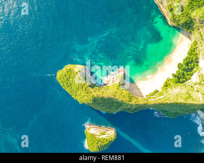 Costa rocciosa di un'isola tropicale. Spiaggia vuota e piccola isola. Tempo soleggiato. Vista aerea Foto Stock