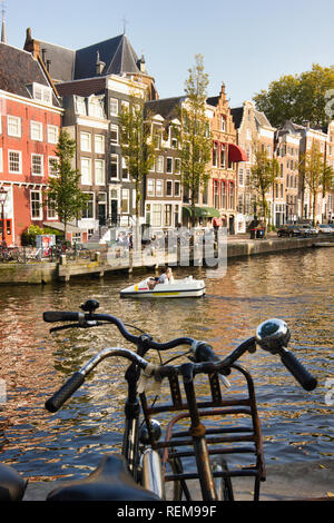 Tipico canale case e sedersi fino a mendicare un manubrio di bicicletta, Prinsengracht, Amsterdam, Paesi Bassi, Europa Foto Stock