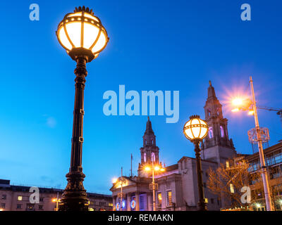 La sala civica in Millennium Square al crepuscolo Leeds West Yorkshire Inghilterra Foto Stock