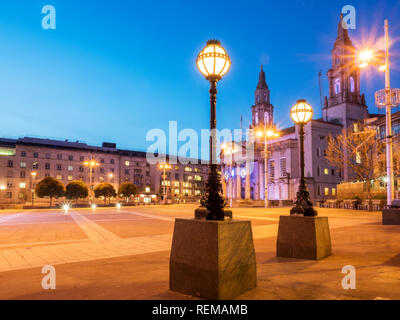 La sala civica in Millennium Square al crepuscolo Leeds West Yorkshire Inghilterra Foto Stock