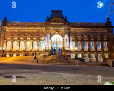 Leeds City Museum in Millennium Square al crepuscolo Leeds West Yorkshire Inghilterra Foto Stock