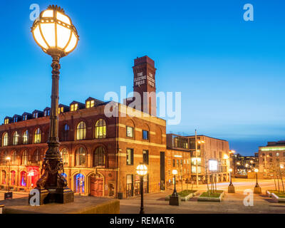 Premere Eletric edifico in Leeds Millennium Square al crepuscolo Leeds West Yorkshire Inghilterra Foto Stock