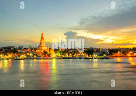 Il famoso Wat Arun,forse meglio noto come il tempio dell'alba,è uno dei più noti punti di riferimento,edge il Fiume Chao Phraya,a Bamgkok in Tailandia Foto Stock