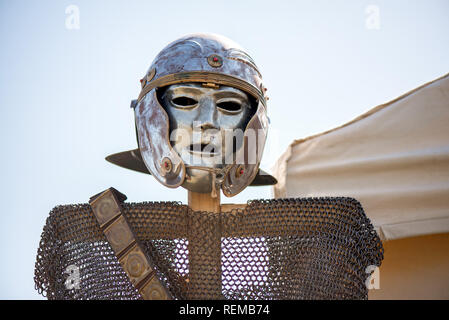 Cavaliere medievale della catena di ferro di armatura e casco di metallo sulla croce di legno appendiabiti. Rievocazione storica festival in estate. Preparazione per la lotta e la battaglia. Armi, s Foto Stock