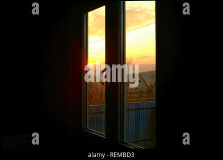 Tramonto attraverso le finestre in una casa di legno, Russia Foto Stock