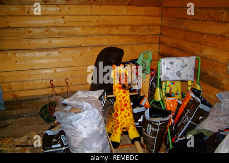 Giocattoli per bambini oggetto di dumping in una casa di legno, Russia Foto Stock