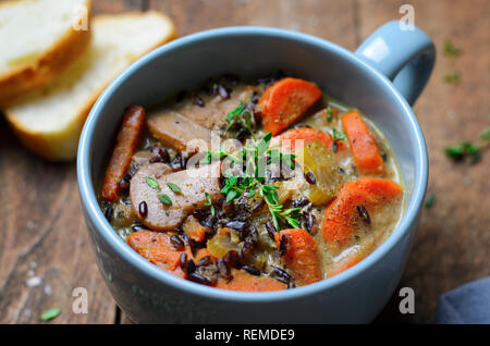 Funghi riso selvatico minestra di verdure, deliziosa cena, cibo vegetariano Foto Stock