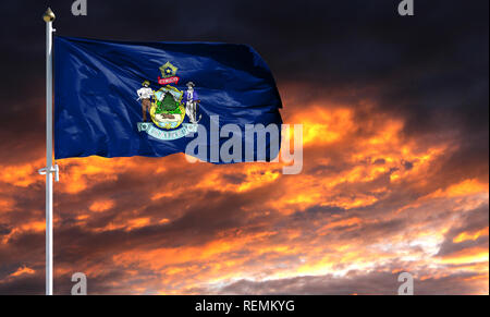 Stato di bandiera di Maine sul pennone che fluttua nel vento contro un colorato Cielo di tramonto. Foto Stock