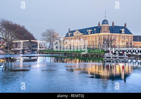 Utrecht, Paesi Bassi, 21 Gennaio 2019: l'edificio della Royal Dutch Menta, circondata da canali e ponti, al crepuscolo in una fredda giornata invernale Foto Stock