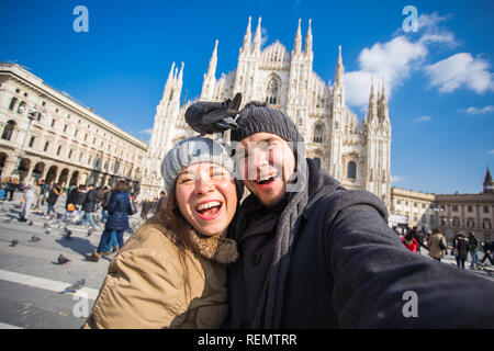 Viaggi, Italia e divertente giovane concetto - Happy turisti prendendo un autoritratto con piccioni nella parte anteriore del Duomo di Milano Foto Stock