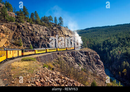 I turisti di marcia lo storico motore a vapore in treno in Colorado, STATI UNITI D'AMERICA Foto Stock