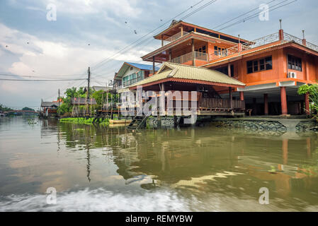 Riverside tradizionale villaggio thailandese di Nonthaburi in Thailandia Foto Stock