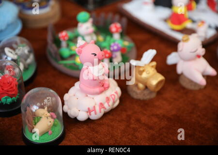 Xi'an, Cina. Il 22 gennaio, 2019. Varie statue di argilla di personaggi dei fumetti compresi Peppa Pig può essere visto in Xi'an, Cina nord-occidentale della provincia di Shaanxi. Credito: Sipa Asia/Pacific Press/Alamy Live News Foto Stock