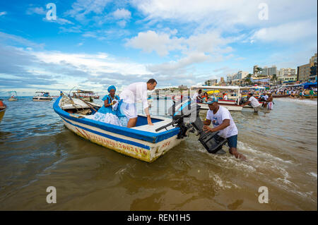 SALVADOR, Brasile - Febbraio 02, 2016:celebranti al Festival di Yemanja prendere barche tradizionali presso la spiaggia di Rio Vermelho a fare le offerte. Foto Stock