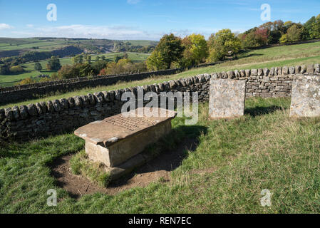 La Riley graves alla periferia del villaggio storico di Eyam, Peak District, Derbyshire, in Inghilterra. Foto Stock