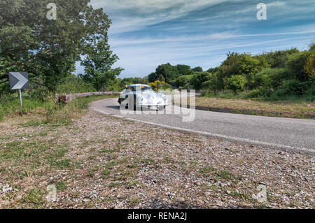 PESARO COLLE SAN BARTOLO , Italia - Maggio 17 - 2018 : Porsche 356 1500 super 1953 su una vecchia macchina da corsa nel rally Mille Miglia 2018 il famoso italian hist Foto Stock