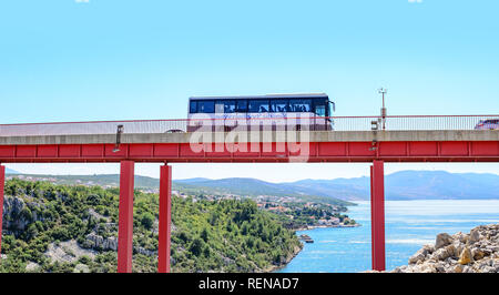 Il bus passa sopra il ponte situato al di sopra della baia di mare in un giorno di estate, vicino a Zadar, Croazia. Foto Stock