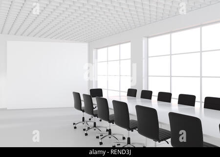 Sala riunioni con il bianco bilboardom, tavolo e sedie Foto Stock