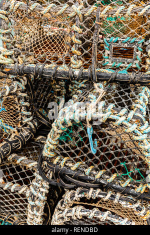 Aragosta bicchieri impilati sulla banchina del porto per il carico sulla pesca a strascico Foto Stock