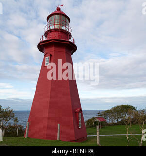 Il faro rosso a La Martre sulla penisola di Gaspé del Quebec, Canada. La struttura in legno è stato costruito nel 1906. Foto Stock