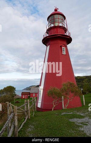 Il faro rosso a La Martre sulla penisola di Gaspé del Quebec, Canada. La struttura in legno è stato costruito nel 1906. Foto Stock