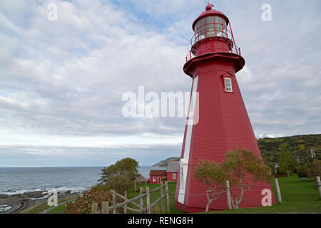 Il faro rosso a La Martre sulla penisola di Gaspé del Quebec, Canada. La struttura in legno è stato costruito nel 1906. Foto Stock