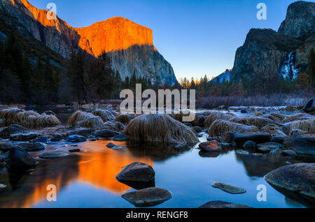 Tramonto foto dalla vista della valle di Yosemite National Park in California; durante la parziale del governo degli STATI UNITI; arresto dove limted servizi e struttura operativa Foto Stock