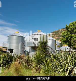 SiloStay, un eco-friendly alloggio convertito da silos per il grano, piccolo fiume, Penisola di Banks, South Island, in Nuova Zelanda. Foto Stock