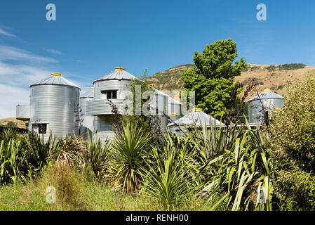 SiloStay, un eco-friendly alloggio convertito da silos per il grano, piccolo fiume, Penisola di Banks, South Island, in Nuova Zelanda. Foto Stock